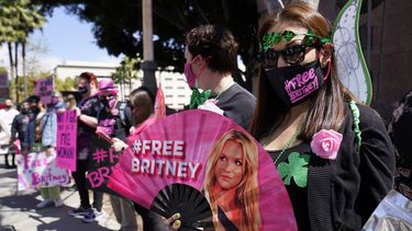 Simpatizantes de Britney Spears se manifiestan afuera de la corte durante una audiencia relacionada con la curaduría de la cantante, el 17 de marzo de 2021 en Los Ángeles.&nbsp;
