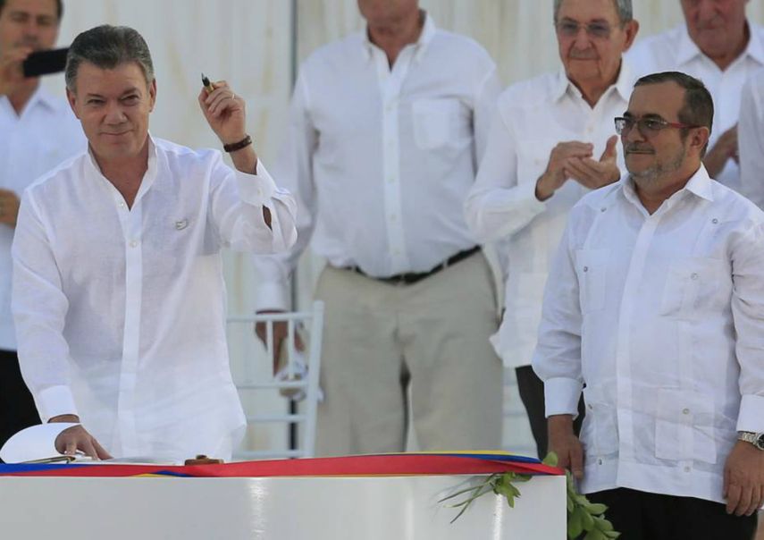 El Gobierno de Colombia y las FARC firmaron un acuerdo de paz que cerraron en agosto tras casi cuatro años de negociaciones en La Habana para poner fin al conflicto armado