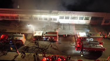 Los bomberos trabajan para controlar un incendio en un almacén del instituto de cine Cinemateca, el jueves 29 de julio de 2021, en Sao Paulo, Brasil.