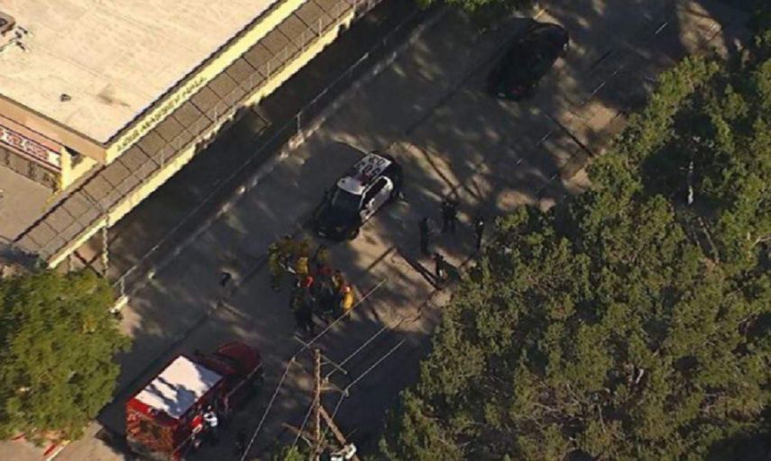Las imágenes de las televisiones locales mostraron a las fuerzas de seguridad registrando a los alumnos y escoltándolos fuera de la escuela.