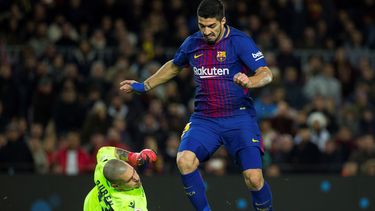El delantero uruguayo del Barcelona&nbsp;Luis Suárez (derecha) lucha el balón con Rubén Martínez, portero del Deportivo de La Coruña.&nbsp;