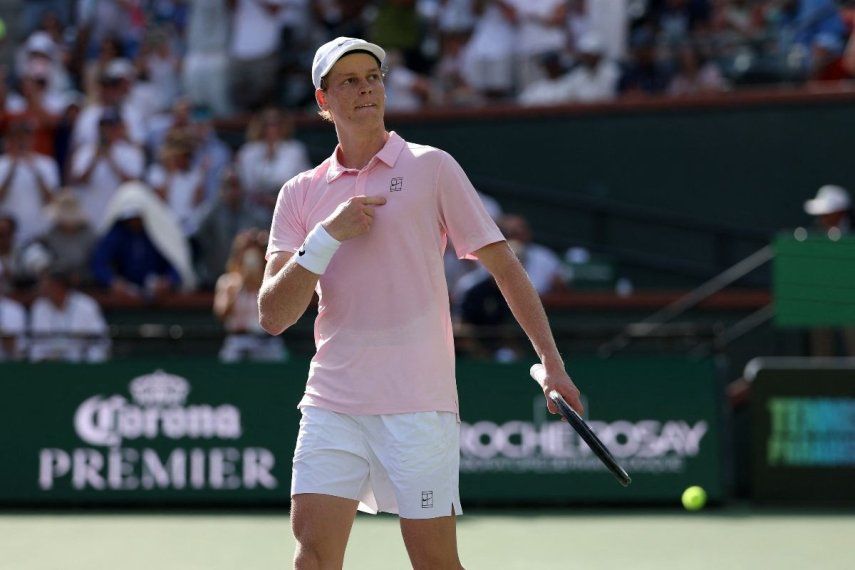 El italiano Jannik Sinner celebra tras conseguir el punto de la victoria ante el ruso Daniil Medvedev en la final de Indian Wells, el 15 de marzo de 2026.
