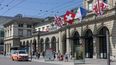 Los viajeros pasan junto a un vehículo policial estacionado frente a la estación central de trenes donde un hombre hirió a tres personas con un arma blanca en Winterthur, cerca de Zúrich, el 29 de mayo de 2026. La policía cantonal de Zúrich informó que el presunto autor del ataque, un suizo de 31 años, fue arrestado y que su móvil está siendo investigado. Las tres personas heridas en el ataque en Winterthur tenían 28, 43 y 52 años y eran todas ciudadanas suizas, según la policía.