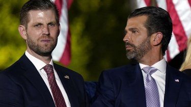Eric Trump, a la izquierda, y Donald Trump Jr., esperan a que el presidente Donald Trump haga declaraciones desde la Casa Blanca, el 27 de agosto de 2020, en Washington.&nbsp;