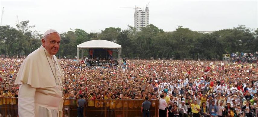 El papa Francisco saluda a la multitud que participó en la misa de la Universidad de Santo Tomás, en Manila. (EFE)