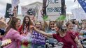Manifestantes opuestos al aborto festejan frente a la Corte Suprema luego del fallo del máximo tribunal para revocar el caso de Roe vs. Wade, que protegía el derecho a abortar a nivel federal, el viernes 24 de junio de 2022, en Washington. 