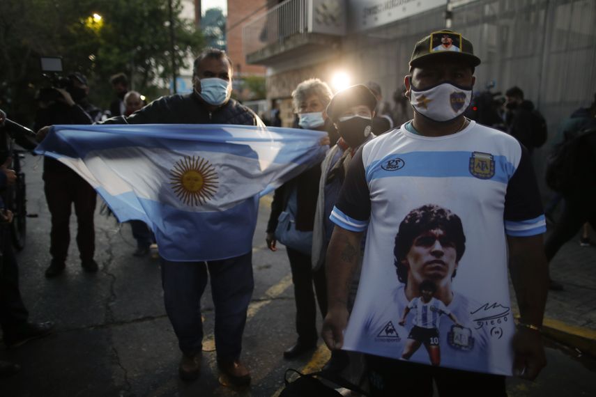 Hinchas se reúnen con varios más frente a la Clínica Olivos de Buenos Aires, donde Diego Maradona fue operado el martes 3 de noviembre de 2020