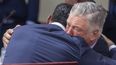 El actor Alec Baldwin, a la derecha, abraza a su abogado defensor Alex Spiro después de que la jueza de distrito Mary Marlowe Sommer desestimara el caso de homicidio involuntario por el tiroteo mortal de 2021 contra la directora de fotografía Halyna Hutchins durante el rodaje de la película western Rust, el viernes 12 de julio de 2024, en Santa Fe, Nuevo México.&nbsp;