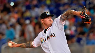 Mat Latos tuvo una salida de calidad pero perdió por séptima vez en la temporada. (ARCHIVO)