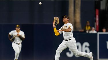 Juan Soto, jardinero derecho de los Padres de San Diego, atrapa la bola para un out de Brendan Rodgers, de los Rockies de Colorado, durante el sexto inning del juego de la MLB que enfrentó a ambos equipos, el 3 de agosto de 2022, en San Diego.