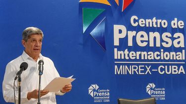 El viceministro de Relaciones Exteriores de Cuba, Carlos Fernández de Cossío, ofrece una declaración sobre el incidente que involucró a una embarcación estadounidense durante una conferencia de prensa en el centro de prensa internacional del Ministerio de Relaciones Exteriores de Cuba en La Habana el 26 de febrero de 2026.