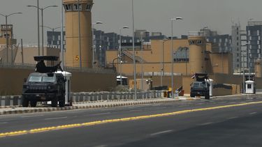 Vehículos blindados de las Fuerzas Antiterroristas Iraquíes desplegados frente a la embajada estadounidense en la Zona Verde de Bagdad, Irak el 12 de junio de 2025.&nbsp;