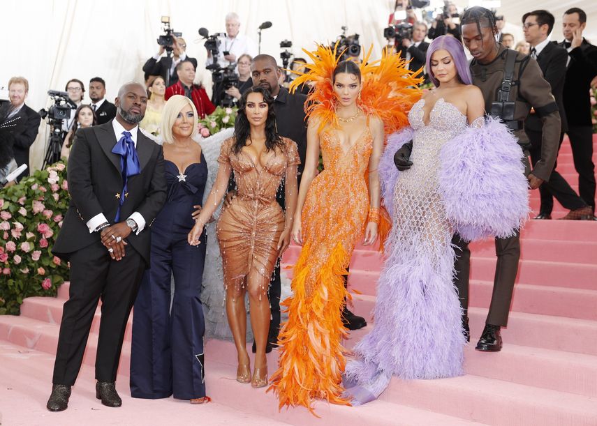 Corey Gamble y Kris Jenner posan junto a Kim Kardashian West, Kanye West, Kendall Jenner, Kylie Jenner y Travis Scott en la alfombra roja de la Gala Met de 2019.