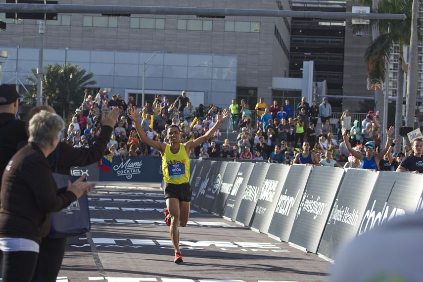 El colombiano Elkin Serna cruza la meta en el Maratón de Miami, en febrero del 2020