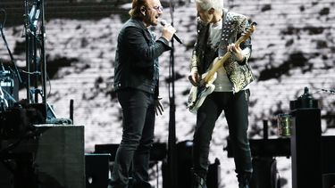 El cantante de la banda de rock irlandesa&nbsp;U2, Bono, y el bajista Adam Clayton, a la derecha de la imagen.&nbsp;