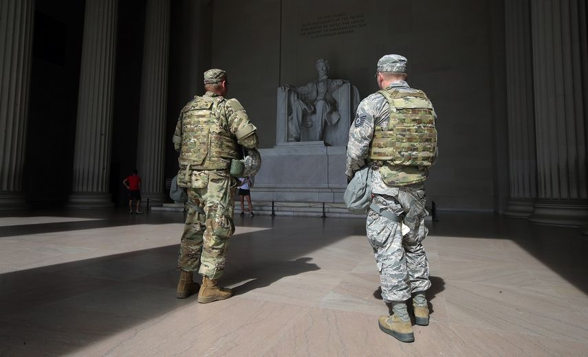 Miembros de la Guardia Nacional del Distrito de Columbia&nbsp;custodian&nbsp;el Monumento a Lincoln en Washington, el mi&eacute;rcoles 3 de junio de 2020.&nbsp;