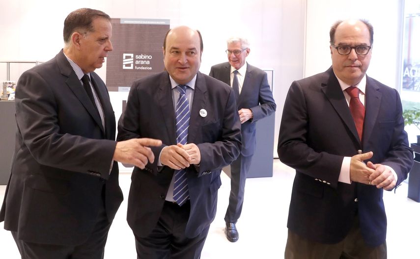 Borges participó en el seminario América Latina entre el drama, el populismo y la esperanza que, organizado por la Fundación Sabino Arana y el Partido Demócrata Europeo, abrió en Bilbao el presidente del Partido Nacionalista Vasco (PNV), Andoni Ortuzar.