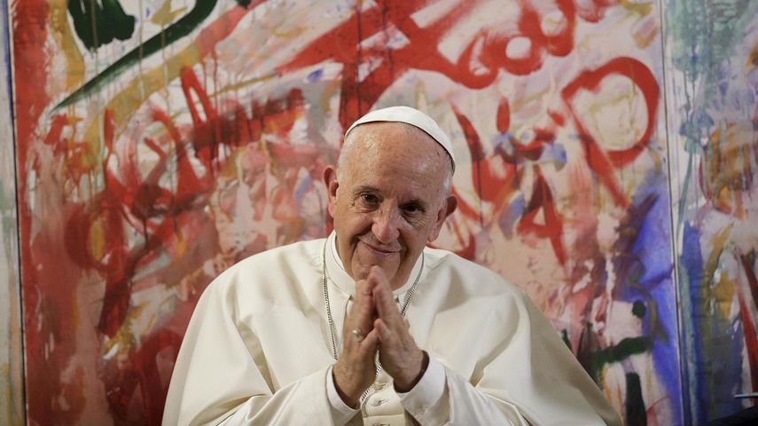 El&nbsp;papa&nbsp;Francisco&nbsp;saluda a su llegada a la fundación Scholas Occurrentes en el Palacio de San Calixto, en Roma, Italia.