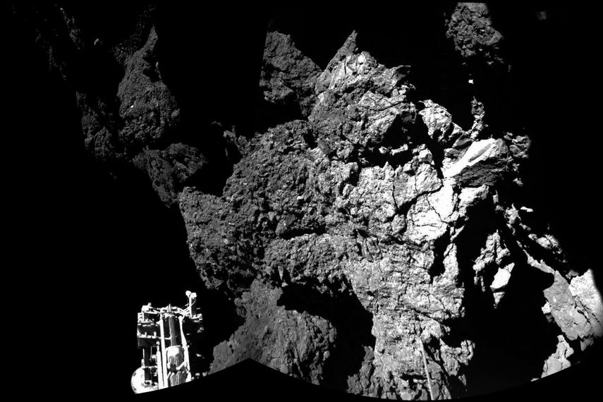 Imagen que combina diferentes imágenes tomadas por el sistema de cámaras CIVA, lanzada por la Agencia Estatal Europea el 13 de noviembre de 2014 y que muestra al módulo de Rosetta, Philae, sobre la superficie del cometa 67P/Churyumov-Gerasimenk