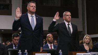 El director interino del Servicio Secreto Ronald Rowe y el subdirector del FBI, Paul Abbate.