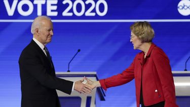 Fotograf&iacute;a de archivo del 7 de febrero de 2020 de los precandidatos presidenciales dem&oacute;cratas, el ex vicepresidente Joe Biden y la senadora Elizabeth Warren, d&aacute;ndose la mano en un escenario antes del debate por la candidatura presidencial dem&oacute;crata organizado por ABC News, Apple News y WMUR-TV en el Colegio Saint Anselm en Manchester, Nueva Hampshire.&nbsp;
