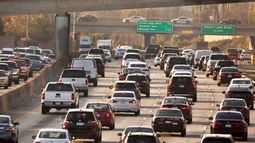 Tránsito en la autopista Hollywood en Los Ángeles, California.