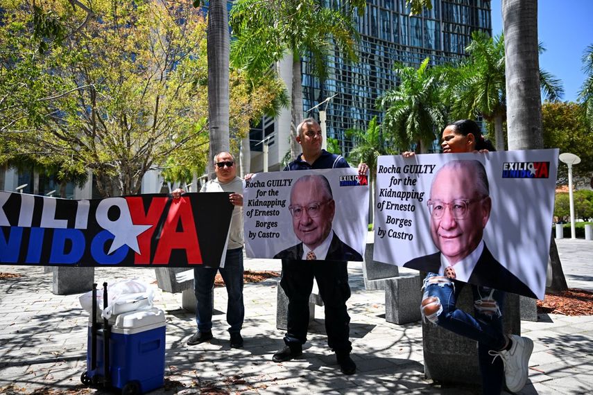 Manifestantes frente a la Corte Federal de Miami en 2024 piden máxima condena para el espía Víctor Manuel Rocha.
