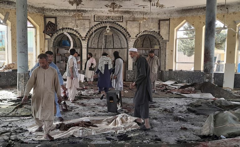 Varias personas inspeccionan los daños en el interior de una mezquita tras una explosión en Kunduz, Afganistán, el viernes 8 de octubre de 2021. 
