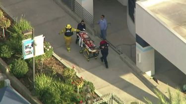 En imagen tomada del video proporcionado por KTLA-TV, paramédicos trasladan en una camilla a una persona herida durante un tiroteo en la Escuela Secundaria Saugus de Santa Clarita, California, el jueves 14 de noviembre de 2019. 