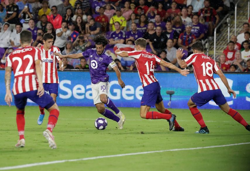 Las dos asistencias de Vela fueron en tiros libres. Jordan Harvey abrió el marcador a los 23 minutos con su primer gol para LAFC, un remate de cabeza.
