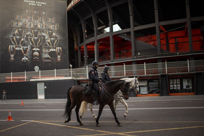 Policías en caballos patrullan las afueras del estadio Mestalla de Valencia previo al partido de la Liga de Campeones entre el Valencia y Atalanta, el martes 10 de marzo de 2020. 
