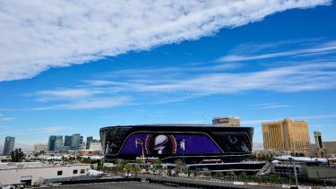 Trabajadores preparan el Estadio Allegiant en Las Vegas antes del Super Bowl 58 en foto del 31 de enero del 2024.