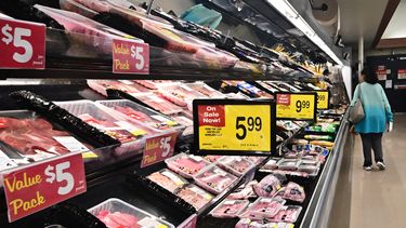 Un cliente observa los precios de productos cárnicos en un mercado de Estados Unidos.