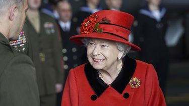 La reina Isabel II visita el portaaviones HMS Queen Elizabeth en la Base Naval HM, antes del despliegue inaugural del barco, el sábado 22 de mayo de 2021 en Portsmouth, Inglaterra. 