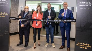 Jefe de Operaciones MIA, Jimmy Morales, jefa atención a clientes TAP, Sofia Lufinha, presidente de Avianca, Frederico Pereira, y director de Aviación MiamiDade-County y MIA, Ralph Cutié.