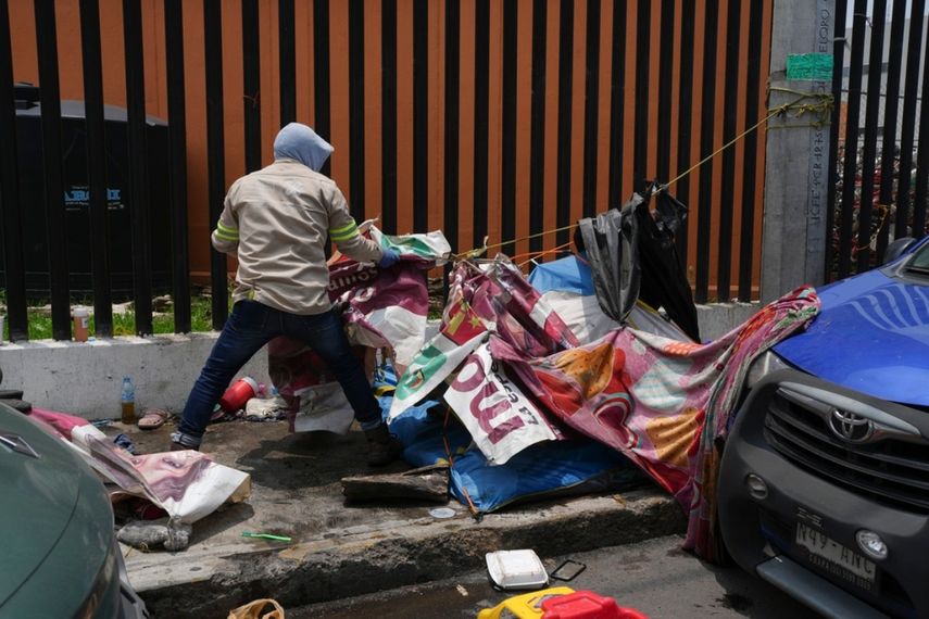 Empleados de la ciudad desmantelan un campamento abandonado conocido como 