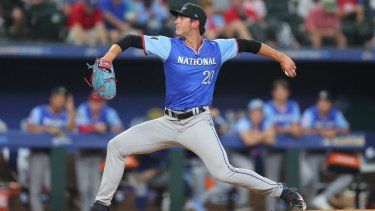 El prospecto Thomas White, de los Marlins de Miami, lanza en el cuarto inning del Juego de Futuras Estrellas de la MLB, el 13 de julio de 2024.