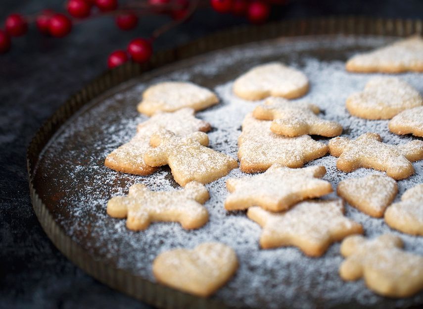 Las galletas de mantequilla son uno de los grandes clásicos de la Navidad. También se pueden preparar con aceite de coco, harina de espelta y un poco menos de azúcar refinada.&nbsp;