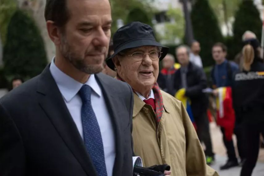 El ex embajador, Raúl Morodo (1d) y su hijo, Alejo Morodo(1i), a su llegada a la sede de la Audiencia Nacional el 14 de octubre de 2024, en Madrid (España)