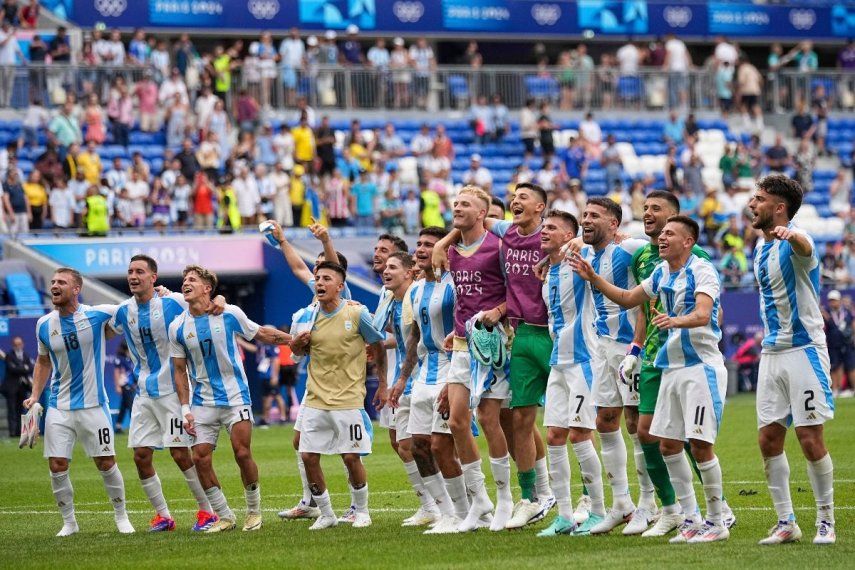 Futbolistas de Argentina celebran el pase a los cuartos de final tras vencer a Ucrania 2-0 por el Grupo B en los Juegos Olímpicos en el estadio de Lyon el martes 30 de julio de 2024, en Decines, Francia.&nbsp;