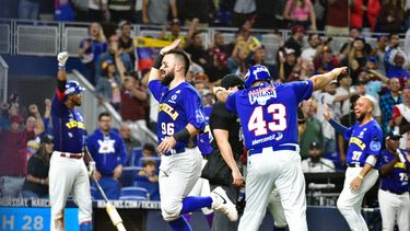 El receptor venezolano Luis Torrens celebra al anotar una carrera en la semifinal de la Serie del Caribe Miami 2024