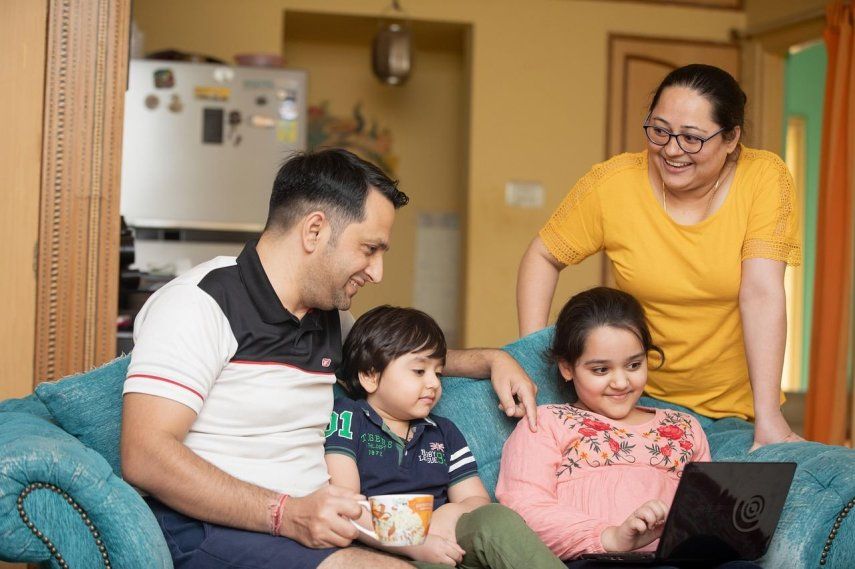 Muchos padres aprenden a dominar el inglés con sus hijos menores.