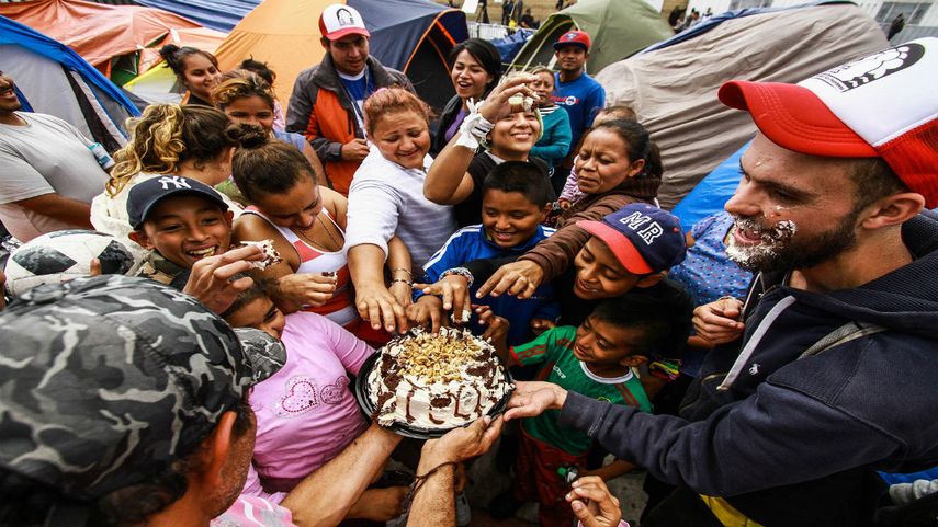 Migrantes&nbsp;centroamericanos esperan cruzar hacia Estados Unidos en Tijuana, México
