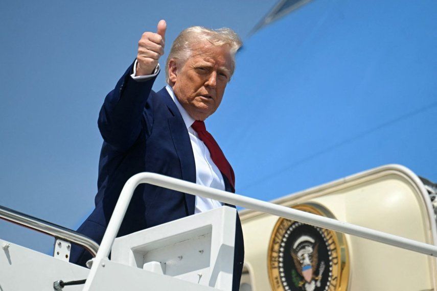 El presidente Donald Trump saluda antes de entrar al Air Force One.