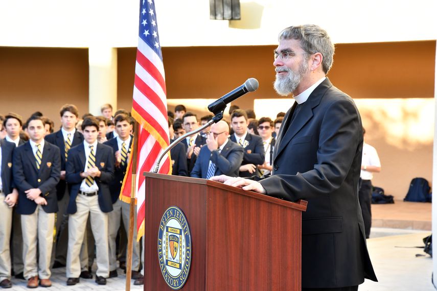 El director del Observatorio de El Vaticano habla a los jóvenes alumnos en el Colegio Belén, Miami.