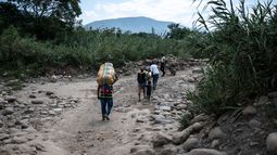 Venezolanos llevan paquetes a Venezuela a través de las llamadas trochas - senderos ilegales- en Cúcuta, Colombia.