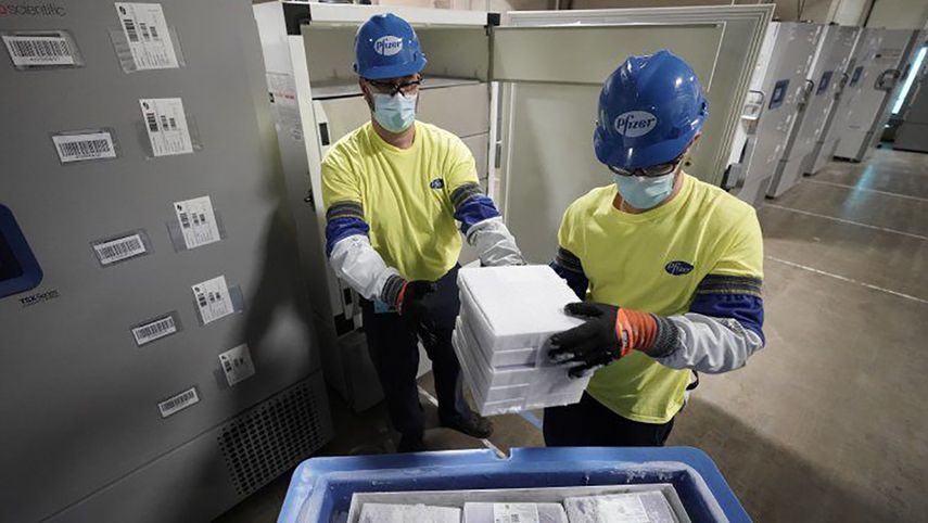 Cajas con miles de vacunas son enviadas por la compañía Pfizer a difentes lugares de EEUU.