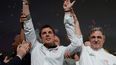 El chef francés Fabien Ferré distinguido con tres estrellas Michelin, por el restaurante La Table du Castellet en Le Castellet, y el chef francés Jérôme Banctel a quien se le otorgó su tercera estrella Michelin, por el restaurante Le Gabriel, celebran durante la ceremonia de entrega de premios de la Guía Michelin para Francia 2024.&nbsp;