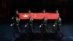 Miembros del ejército chino portan la bandera nacional durante la ceremonia de apertura de los Juegos Asiáticos de Invierno Harbin 2025 en Harbin, provincia de Heilongjiang, noreste de China, el 7 de febrero de 2025.&nbsp;