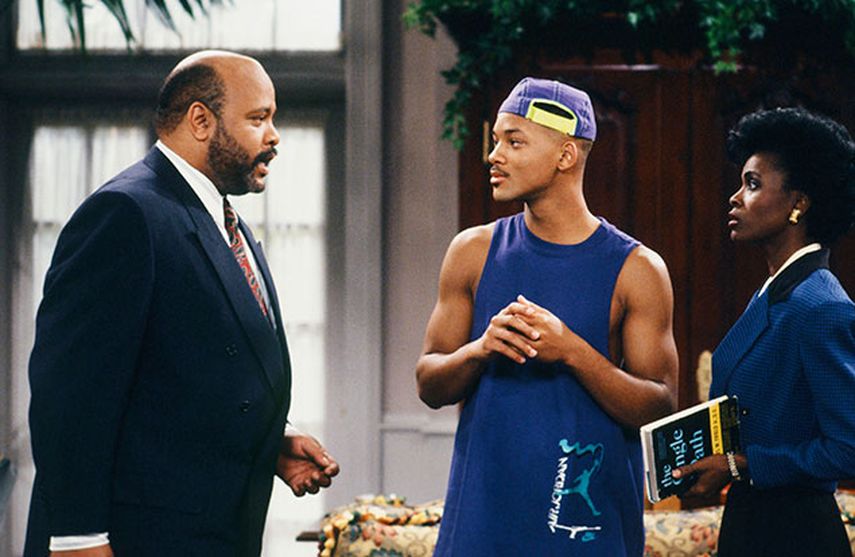 James Avery como Philip Banks, Will Smith como William Will Smith y Janet Hubert como Vivian Banks en un episodio de “El príncipe de Bel-Air”. Avery, quien interpretó al respetable tío Philip Banks falleció por complicaciones tras una cirugía cardiac